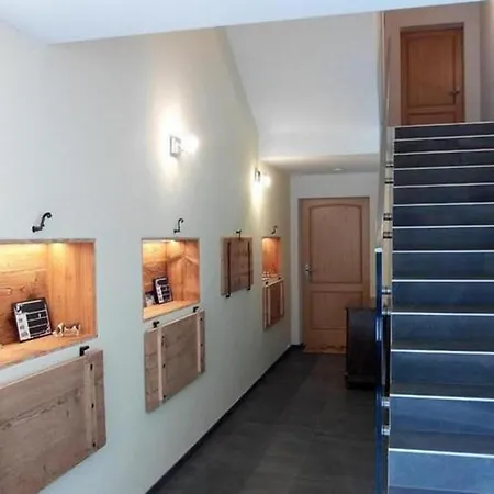 In Renoviertes - 3 Pers- By Interhome